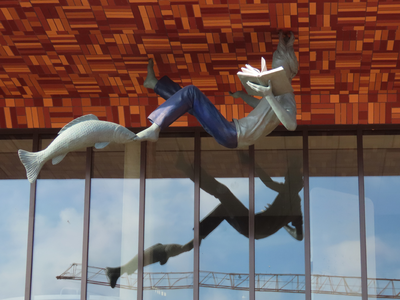 908981 Afbeelding van een hangend beeld met een vis aan de voet uit de serie 'Droomtheater' van Elisabet Stienstra uit ...